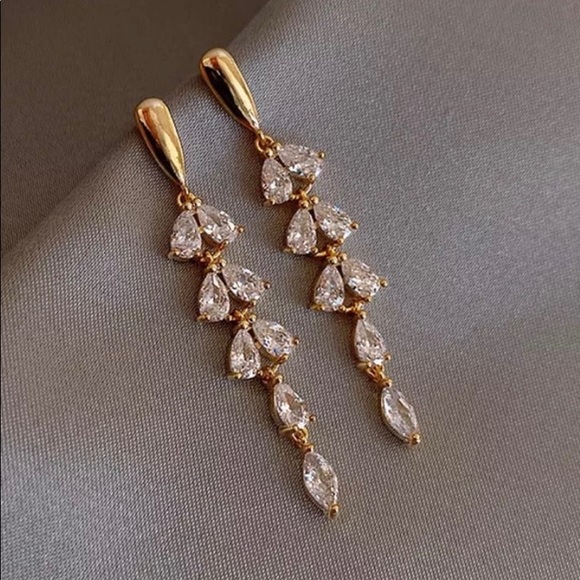 Zara Jewelry - NWT GOLD CRYSTAL EARRINGS